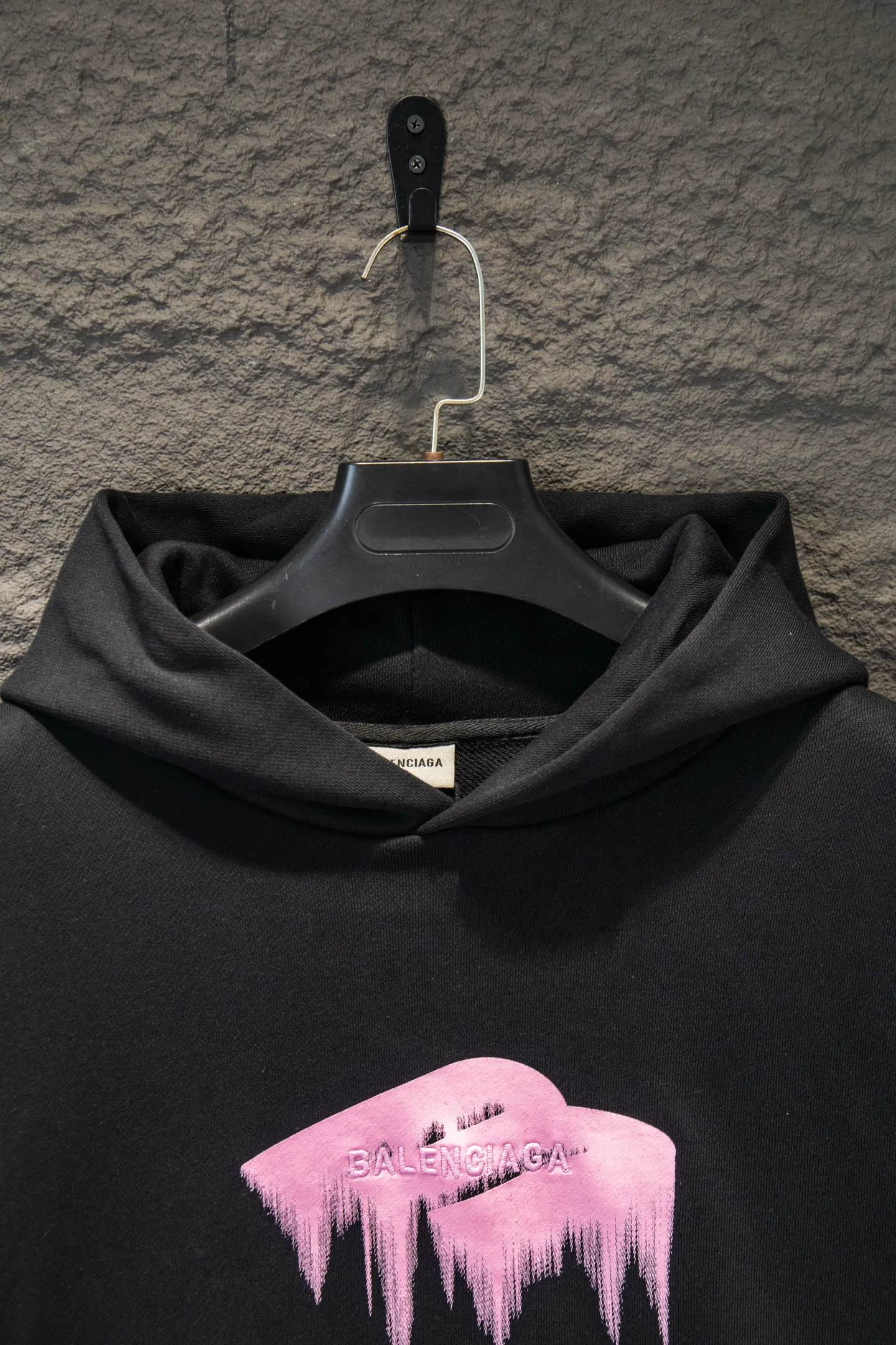 Style number: 5319#p154 🆕 BALENCIAGA 26SS Balenciaga printed embroidered hooded sweatshirt. The os version is really charming. Balenciaga is also really unique. Each new season’s version is the best. It is very practical and can be worn casually✔️ - ⚠️100% cotton. Made of 460g pure cotton reactive black fabric. Made of imported knitting needle carded cotton, the thickness is moderate, drapey and contoured, making the upper body comfortable! ! It is very tolerant to fat body types and can instantly lose five pounds after wearing it! The front and back cuffs are made of direct-injection digital printing environmentally friendly glue material, using a mechanized printing process. Mechanical printing has high precision, the positioning accuracy can reach ±0.02mm, and the quality stability is strong. The front panel #embroidery printing elements# The matte line embroidery adopts imported Tajima high-density heavy embroidery technology. The fonts are three-dimensional and full. The fabric is made of custom-woven and dyed reactive black. The dye is soft and comfortable to the skin. It is different from the environmentally friendly black on the market. High cost. No increase in cost. In the past two years, the oversize version has become the focus of the trend. It has also been a popular staple in the past two years. The change of designers has made this brand an instant hit. The progressive fashion of the era also needs the blood impact of fresh elements and trendy designs to continue its glory! It’s stylish both inside and outside, a must-have for high street travel! An absolute "eye-catching style" that can match couples 💏 Color: Reactive Black Size: XS S M L